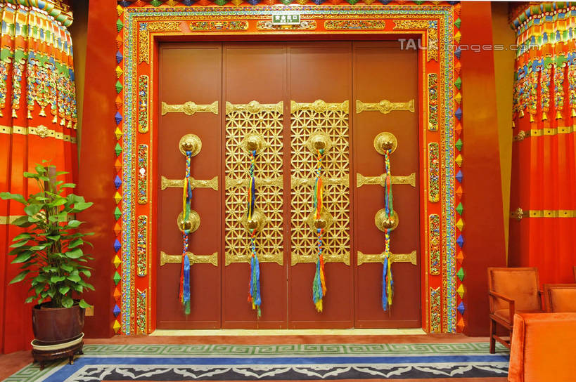 无人,横图,室内,白天,正面,旅游,度假,绘画,植物,门,标志建筑,地标,建筑,木雕,雕塑,中国,亚洲,节日,艺术,装饰,雕刻,雕像,盆栽,墙,盆景,文化,娱乐,建设,江苏,无锡,壁画,墙壁,墙面,绿色,自然,工艺品,门框,祈祷,享受,休闲,健康,旅游胜地,放松,许愿,宗教,佛教,信仰,生长,成长,纪念,华丽,修饰,祈求,美术,点缀,主题,陈列,东亚,江苏省,灵山胜境,中华人民共和国,华东地区,苏,功能,美学,衬托,美观,雅致,雅观,无锡市,释教,平安,画画,彩图,滨湖区,灵山梵宫,shgcy1