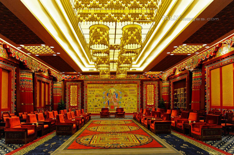 无人,横图,室内,白天,正面,旅游,度假,时尚,绘画,桌面,桌子,标志建筑,地标,建筑,椅子,木雕,照明,雕塑,中国,亚洲,阴影,节日,艺术,装饰,光线,木制,雕刻,雕像,影子,木桌,墙,灯光,水晶,文化,娱乐,建设,江苏,无锡,吊灯,水晶灯,壁画,墙壁,墙面,灯,木制品,工艺品,灯具,祈祷,享受,休闲,健康,旅游胜地,放松,许愿,宗教,佛教,信仰,纪念,华丽,修饰,祈求,照亮,美术,点缀,照明设备,高贵,主题,水晶吊灯,陈列,东亚,江苏省,灵山胜境,中华人民共和国,华东地区,苏,功能,美学,衬托,美观,雅致,雅观,水晶制品,富丽,无锡市,释教,华美,平安,画画,彩图,水晶石,滨湖区,灵山梵宫,木桌子,shgcy1