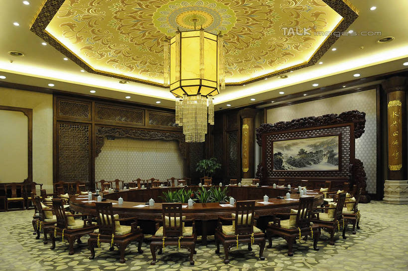 无人,横图,室内,白天,正面,旅游,度假,绘画,桌面,桌子,标志建筑,地标,建筑,椅子,照明,中国,亚洲,阴影,节日,艺术,装饰,光线,木制,影子,木椅,木桌,墙,灯光,文化,娱乐,建设,江苏,无锡,顶灯,壁画,墙壁,墙面,灯,木制品,灯具,祈祷,享受,休闲,健康,旅游胜地,放松,许愿,宗教,佛教,信仰,纪念,华丽,修饰,祈求,照亮,点缀,照明设备,东亚,江苏省,灵山胜境,中华人民共和国,华东地区,苏,衬托,美观,雅致,雅观,无锡市,释教,平安,画画,彩图,滨湖区,灵山梵宫,木桌子,shgcy1