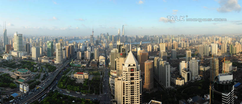 无人,高楼大厦,横图,全景,俯视,航拍,室外,白天,度假,美景,天际线,植物,城市风光,标志建筑,城市,大厦,道路,地标,建筑,路,摩天大楼,公路,上海,中国,亚洲,阴影,光线,影子,景观,云,云朵,分界线,停车线,交通,云彩,娱乐,建设,黄浦江,树,树木,蓝色,绿色,白云,蓝天,天空,阳光,自然,外滩,天,享受,休闲,景色,放松,生长,晴朗,成长,上海大厦,车行道,车行道分界线,申,鸟瞰,标线,黄浦区,浦西,东亚,车行线,万国建筑博览群,外滩万国建筑博览群,上海总会,亚细亚大楼,东风饭店,有利大楼,日清大楼,中国通商银行大楼,招商局大楼,大北电报公司大楼,浦东发展银行大楼,上海海关大楼,交通银行大楼,华俄道胜银行大楼,台湾银行大楼,麦加利银行大楼,友邦大厦,和平饭店南楼,和平饭店北楼,中国银行大楼,怡泰邮船大楼,正金大楼,怡和洋行大楼,东方大楼,英国领事馆,俄罗斯总领事馆,气象信号台,中山东一路,上海市,中华人民共和国,沪,华东地区,晴空,马路,彩图,高角度拍摄,大楼,高层建筑,高楼,摩天楼,黄埔滩,上海外滩,外黄埔滩,shgcy1