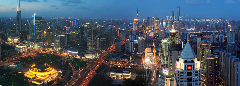 无人,高楼大厦,横图,全景,俯视,航拍,室外,白天,度假,美景,日落,天际线,植物,城市风光,标志建筑,城市,大厦,道路,地标,建筑,路,路灯,摩天大楼,公路,照明,上海,中国,亚洲,阴影,光线,影子,景观,晚霞,霞光,落日,灯光,交通,娱乐,建设,黄浦江,灯,树,树木,绿色,天空,自然,黄昏,外滩,天,享受,休闲,景色,彩霞,放松,生长,成长,上海大厦,照亮,申,照明设备,鸟瞰,黄浦区,浦西,东亚,万国建筑博览群,外滩万国建筑博览群,上海总会,亚细亚大楼,东风饭店,有利大楼,日清大楼,中国通商银行大楼,招商局大楼,大北电报公司大楼,浦东发展银行大楼,上海海关大楼,交通银行大楼,华俄道胜银行大楼,台湾银行大楼,麦加利银行大楼,友邦大厦,和平饭店南楼,和平饭店北楼,中国银行大楼,怡泰邮船大楼,正金大楼,怡和洋行大楼,东方大楼,英国领事馆,俄罗斯总领事馆,气象信号台,中山东一路,上海市,中华人民共和国,沪,华东地区,夕照,薄暮,夕阳,马路,彩图,高角度拍摄,傍晚,大楼,高层建筑,高楼,摩天楼,黄埔滩,上海外滩,外黄埔滩,斜阳,shgcy1