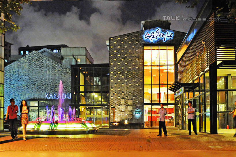 东方人,家,站,走,横图,彩色,室外,夜晚,正面,旅游,度假,美景,城市风光,城市,建筑,霓虹灯,夜景,上海,中国,亚洲,行人,游客,游人,阴影,服装,光线,影子,房屋,屋子,景观,公寓,灯光,七彩,许多人,休闲装,黄种人,娱乐,光源,建设,洋房,楼房,霓虹,路人,旅客,住宅,灯,衣服,站着,一群人,享受,休闲,休闲服,景色,放松,服饰,申,照明设备,卢湾区,东亚,建国中路,八号桥,上海市,中华人民共和国,沪,华东地区,氖灯,过客,男人,男性,年轻男性,年轻女性,女人,女性,亚洲人,步行,散步,站立,走路,彩图,全身,房子,shgcy1