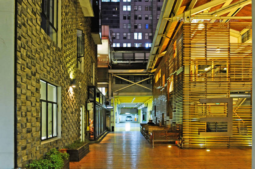 无人,家,横图,室外,夜晚,仰视,旅游,度假,美景,植物,窗户,城市风光,城市,建筑,路灯,夜景,照明,上海,中国,亚洲,阴影,光线,盆栽,影子,房屋,墙,屋子,景观,公寓,灯光,盆景,娱乐,建设,洋房,楼房,玻璃窗,墙壁,墙面,住宅,灯,绿色,自然,享受,休闲,景色,放松,生长,成长,照亮,申,照明设备,卢湾区,东亚,建国中路,八号桥,上海市,中华人民共和国,沪,华东地区,彩图,低角度拍摄,房子,shgcy1