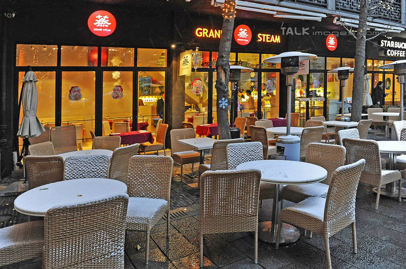 无人,家,横图,室外,白天,正面,旅游,度假,美景,雪,大雪,餐桌,桌子,城市风光,城市,建筑,椅子,上海,中国,亚洲,阴影,光线,影子,房屋,屋子,积雪,景观,雪景,冬季,冬天,公寓,灯光,娱乐,建设,洋房,楼房,住宅,享受,休闲,景色,放松,寒冷,餐台,新天地,申,咖啡店,咖啡屋,卢湾区,东亚,上海市,中华人民共和国,沪,华东地区,严寒,上海新天地,彩图,房子,咖啡馆,shgcy1