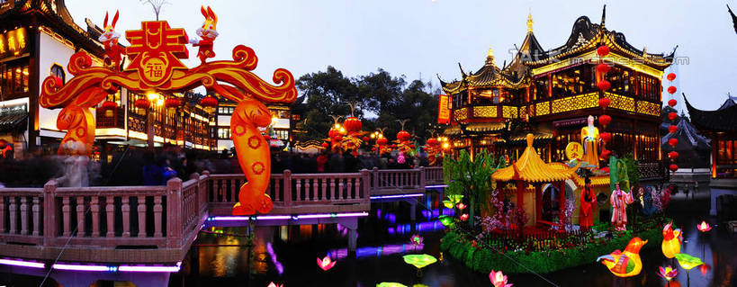 东方人,栏杆,走,横图,室外,白天,正面,旅游,度假,河流,名胜古迹,水,植物,标志建筑,地标,建筑,照明,上海,中国,亚洲,行人,游客,游人,阴影,服装,遗迹,装饰,光线,彩灯,灯笼,影子,纸灯笼,河水,水流,围栏,灯光,许多人,休闲装,黄种人,古迹,文物,娱乐,建设,古建筑,护栏,路人,旅客,灯,树,树木,衣服,绿色,自然,灯具,九曲桥,豫园,一群人,享受,休闲,休闲服,旅游胜地,放松,服饰,花灯,生长,成长,华丽,修饰,照亮,点缀,申,照明设备,黄浦区,古文明,东亚,上海市,中华人民共和国,沪,华东地区,衬托,美观,雅致,雅观,过客,上海九曲桥,男人,男性,年轻男性,年轻女性,女人,女性,亚洲人,步行,散步,走路,半身,彩图,shgcy1