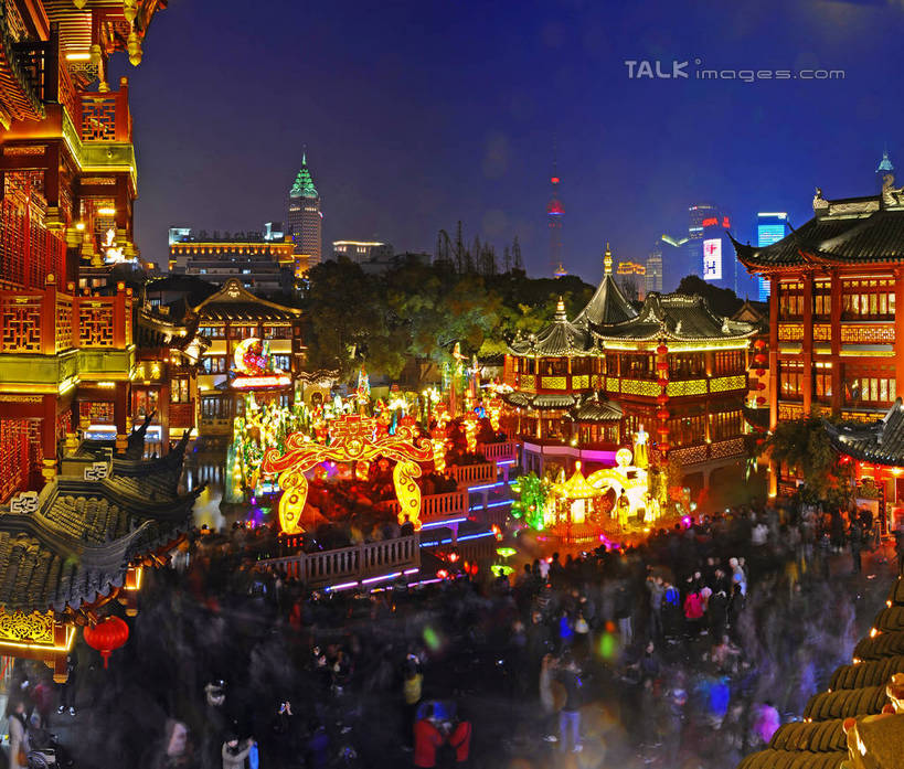 东方人,走,横图,俯视,室外,夜晚,旅游,度假,名胜古迹,标志建筑,地标,建筑,夜景,照明,上海,中国,亚洲,行人,游客,游人,阴影,服装,朦胧,模糊,遗迹,装饰,光线,彩灯,灯笼,影子,纸灯笼,灯光,许多人,休闲装,黄种人,古迹,文物,娱乐,建设,古建筑,路人,旅客,灯,衣服,灯具,九曲桥,豫园,一群人,享受,休闲,休闲服,旅游胜地,放松,服饰,花灯,华丽,修饰,照亮,点缀,申,照明设备,黄浦区,古文明,东亚,上海市,中华人民共和国,沪,华东地区,衬托,美观,雅致,雅观,过客,上海九曲桥,男人,男性,年轻男性,年轻女性,女人,女性,亚洲人,步行,散步,走路,半身,彩图,高角度拍摄,shgcy1