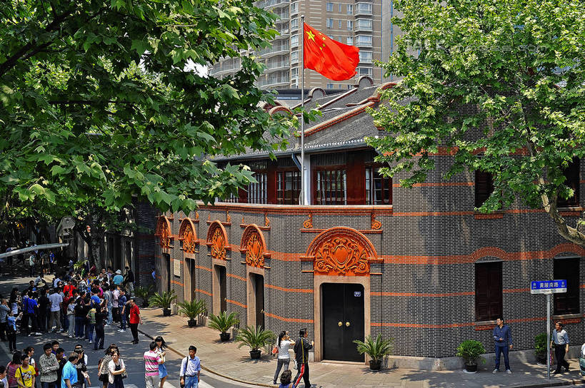 东方人,走,横图,俯视,室外,白天,旅游,度假,名胜古迹,树林,植物,标志建筑,道路,地标,建筑,路,公路,旗帜,国旗,上海,中国,亚洲,行人,游客,游人,服装,遗迹,交通,许多人,休闲装,黄种人,古迹,文物,娱乐,建设,古建筑,五星红旗,路人,旅客,树,树木,衣服,绿色,自然,一群人,享受,休闲,休闲服,旅游胜地,放松,服饰,生长,成长,申,黄浦区,中国国旗,古文明,东亚,黄陂南路,中共一大会址,上海市,中华人民共和国,沪,华东地区,过客,男人,男性,年轻男性,年轻女性,女人,女性,亚洲人,旗,马路,步行,散步,走路,半身,彩图,高角度拍摄,红地五星旗,中华人民共和国国旗,中国共产党第一次全国代表大会会址,shgcy1