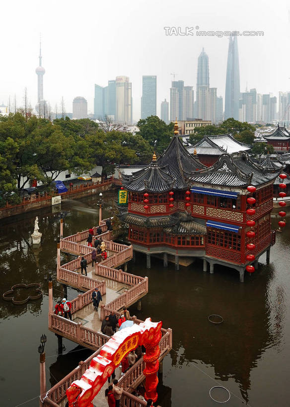 无人,高楼大厦,竖图,俯视,航拍,室外,白天,旅游,度假,湖,湖泊,名胜古迹,水,植物,标志建筑,大厦,地标,建筑,摩天大楼,照明,上海,中国,亚洲,吊挂,悬挂,波纹,遗迹,灯笼,纸灯笼,湖面,水流,水面,涟漪,挂,古迹,文物,娱乐,建设,古建筑,树,树木,绿色,倒影,水纹,天空,自然,灯具,楼宇,九曲桥,豫园,波浪,湖水,天,享受,休闲,旅游胜地,放松,生长,成长,照亮,申,倒映,照明设备,鸟瞰,黄浦区,古文明,东亚,上海市,中华人民共和国,沪,华东地区,水晕,反照,上海九曲桥,彩图,高角度拍摄,大楼,高层建筑,高楼,摩天楼,shgcy1