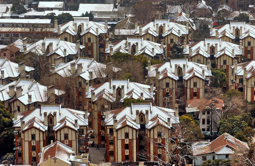 无人,家,横图,俯视,航拍,室外,白天,旅游,度假,美景,雪,植物,大雪,城市风光,城市,建筑,上海,中国,亚洲,瓦片,房屋,屋顶,屋子,积雪,景观,雪景,冬季,冬天,公寓,顶棚,瓦,娱乐,建设,洋房,楼房,住宅,树,树木,绿色,自然,享受,休闲,景色,放松,寒冷,建造,生长,成长,陕西南路,申,鸟瞰,黄浦区,东亚,屋瓦,上海市,中华人民共和国,沪,华东地区,严寒,彩图,高角度拍摄,房子,金亚尔培公寓,陕南邨,陕南村,亚尔培公寓,shgcy1