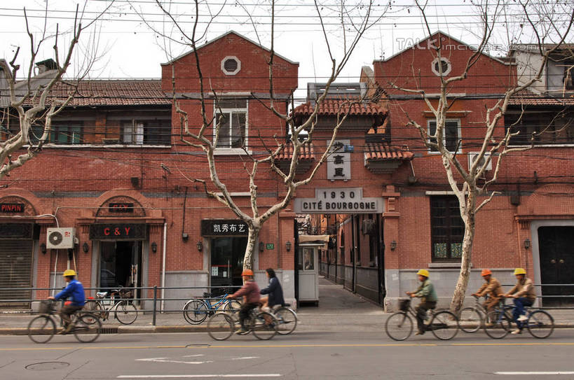 东方人,建筑工人,坐,横图,室外,白天,侧面,旅游,度假,名胜古迹,植物,标志建筑,道路,地标,建筑,路,公路,自行车,帽子,上海,中国,亚洲,服装,遗迹,头盔,分界线,停车线,交通,许多人,黄种人,古迹,文物,娱乐,建设,古建筑,车,脚踏车,树,树木,工人,骑,衣服,绿色,天空,自然,安全帽,交通工具,天,一群人,骑车,享受,休闲,旅游胜地,放松,服饰,生长,成长,陕西南路,车行道,车行道分界线,申,衣着,穿着,载具,标线,卢湾区,古文明,东亚,车行线,步高里,上海市,中华人民共和国,沪,华东地区,衣饰,男人,男性,中年男性,亚洲人,员工,马路,建筑工,坐着,彩图,全身,匠人,劳动者,体力工,建国西路,shgcy1