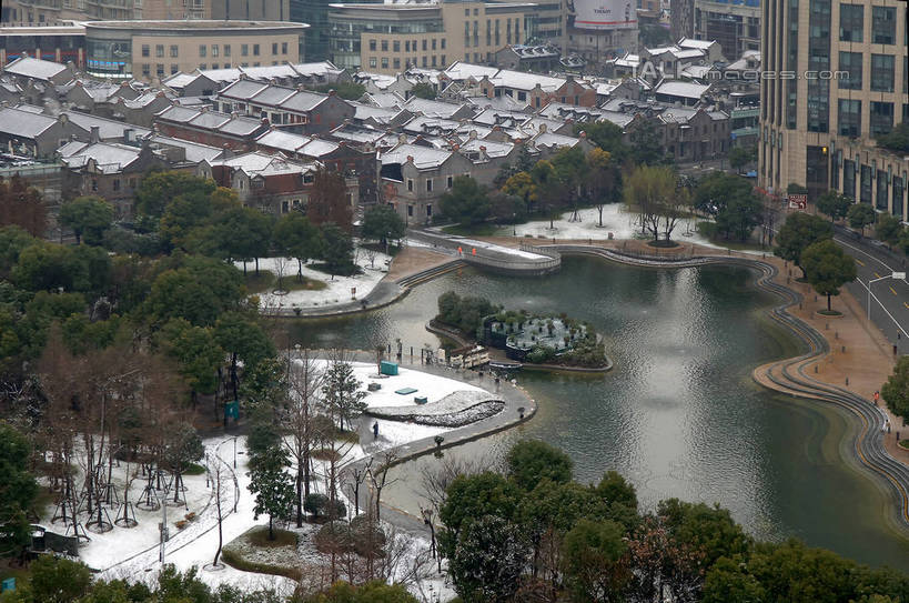 无人,家,横图,俯视,室外,白天,旅游,度假,草地,草坪,湖,湖泊,美景,水,雪,植物,大雪,城市风光,城市,建筑,上海,中国,亚洲,房屋,屋子,湖面,积雪,景观,水流,水面,雪景,冬季,冬天,公寓,娱乐,建设,洋房,楼房,住宅,草,树,树木,绿色,自然,湖水,享受,休闲,景色,放松,寒冷,生长,成长,申,卢湾区,东亚,黄陂南路,上海市,中华人民共和国,沪,华东地区,严寒,彩图,高角度拍摄,房子,太平桥绿地,shgcy1
