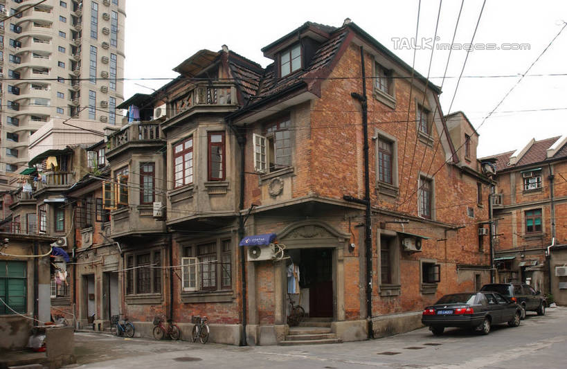 无人,家,横图,室外,白天,仰视,旅游,度假,名胜古迹,窗户,门,标志建筑,道路,地标,建筑,路,公路,汽车,上海,中国,亚洲,遗迹,房屋,墙,屋子,交通,古迹,文物,娱乐,建设,古建筑,楼房,玻璃窗,墙壁,墙面,住宅,车,天空,门框,交通工具,轿车,天,享受,休闲,旅游胜地,放松,申,载具,古文明,东亚,松江区,上海市,中华人民共和国,沪,华东地区,马路,彩图,低角度拍摄,房子,shgcy1