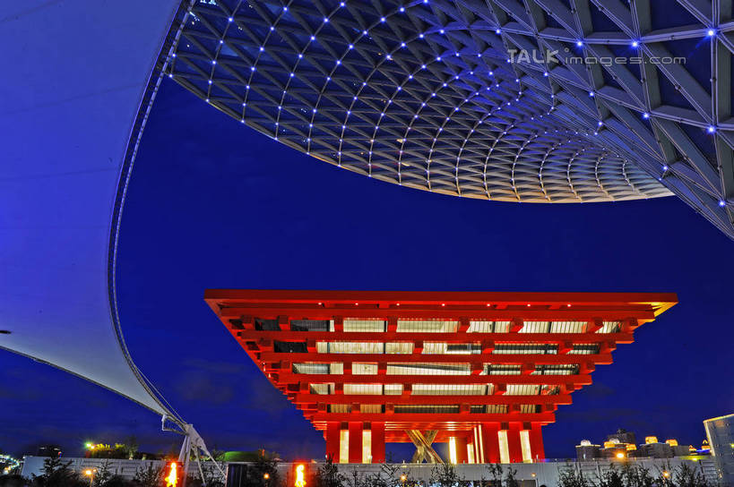 无人,横图,室外,夜晚,仰视,度假,美景,植物,城市风光,标志建筑,城市,地标,建筑,路灯,夜景,照明,上海,中国,亚洲,阴影,光线,影子,景观,灯光,娱乐,建设,灯,树,树木,蓝色,绿色,蓝天,天空,自然,天,享受,休闲,上海世博馆,世博馆,世博轴,中国国家馆,上海世博会,世博,世博会,景色,放松,生长,成长,照亮,申,照明设备,中国馆,东亚,世博园,阳光谷,上海市,中华人民共和国,沪,华东地区,彩图,低角度拍摄,shgcy1