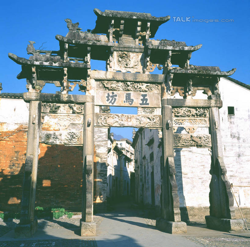 无人,家,横图,室外,白天,正面,旅游,度假,名胜古迹,标志建筑,地标,建筑,阴影,遗迹,光线,影子,房屋,墙,屋子,公寓,牌坊,牌楼,古迹,文化,文物,娱乐,建设,古建筑,洋房,楼房,墙壁,墙面,住宅,蓝色,蓝天,天空,阳光,天,享受,休闲,旅游胜地,放松,晴朗,纪念,祭祀,表彰,荣誉,古文明,万里无云,荣耀,晴空,晴空万里,彩图,房子,传统文化,shgzq1