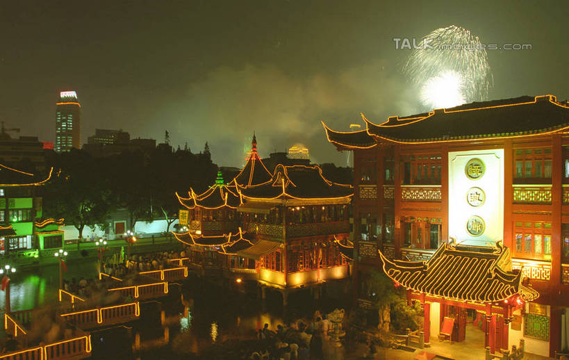 无人,栏杆,横图,室外,夜晚,正面,旅游,度假,石头,名胜古迹,标志建筑,地标,建筑,夜景,上海,中国,亚洲,阴影,遗迹,光线,石子,瓦片,影子,屋顶,围栏,桥,灯光,顶棚,瓦,古迹,文物,娱乐,建设,古建筑,石桥,护栏,拱桥,栈桥,城隍庙,九曲桥,享受,休闲,旅游胜地,放松,建造,拱形,人行桥,石拱桥,申,黄浦区,古文明,东亚,屋瓦,上海市,中华人民共和国,沪,华东地区,老城隍庙,上海九曲桥,石块,彩图,shgzq1