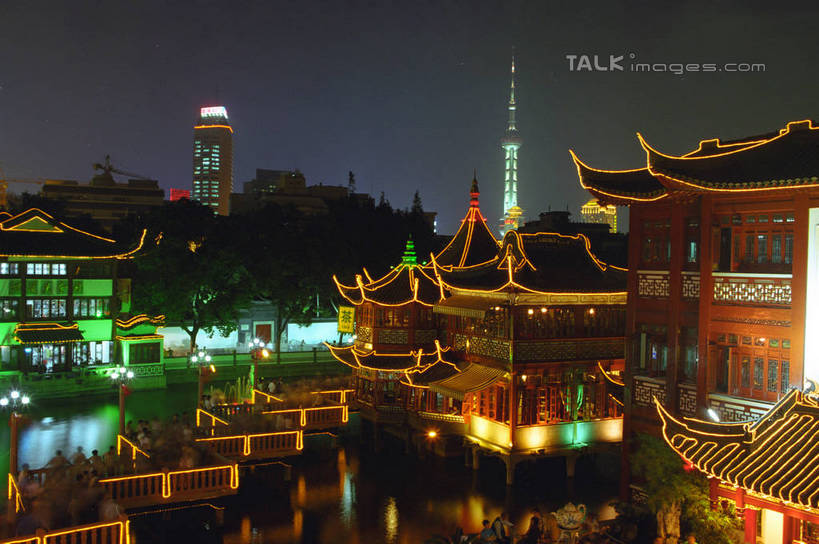 无人,栏杆,横图,室外,夜晚,正面,旅游,度假,石头,名胜古迹,标志建筑,地标,建筑,夜景,上海,中国,亚洲,阴影,遗迹,光线,石子,瓦片,影子,屋顶,围栏,桥,灯光,顶棚,瓦,古迹,文物,娱乐,建设,古建筑,石桥,护栏,拱桥,栈桥,城隍庙,九曲桥,享受,休闲,旅游胜地,放松,建造,拱形,人行桥,石拱桥,申,黄浦区,古文明,东亚,屋瓦,上海市,中华人民共和国,沪,华东地区,老城隍庙,上海九曲桥,石块,彩图,shgzq1