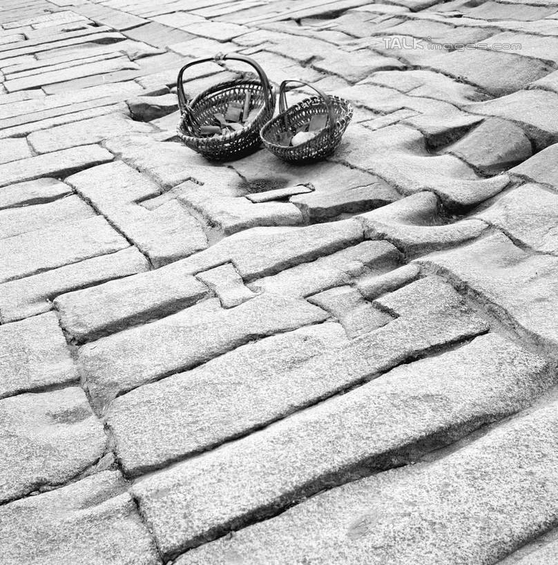 无人,交叉,竖图,俯视,黑白,室外,白天,美景,道路,路,竹子,阴影,竹制,编织,光线,篮子,影子,景观,小路,交通,两个,阳光,自然,竹篮,景色,竹条,交织,竹制品,自然风光,穿插,高角度拍摄,shgzq1
