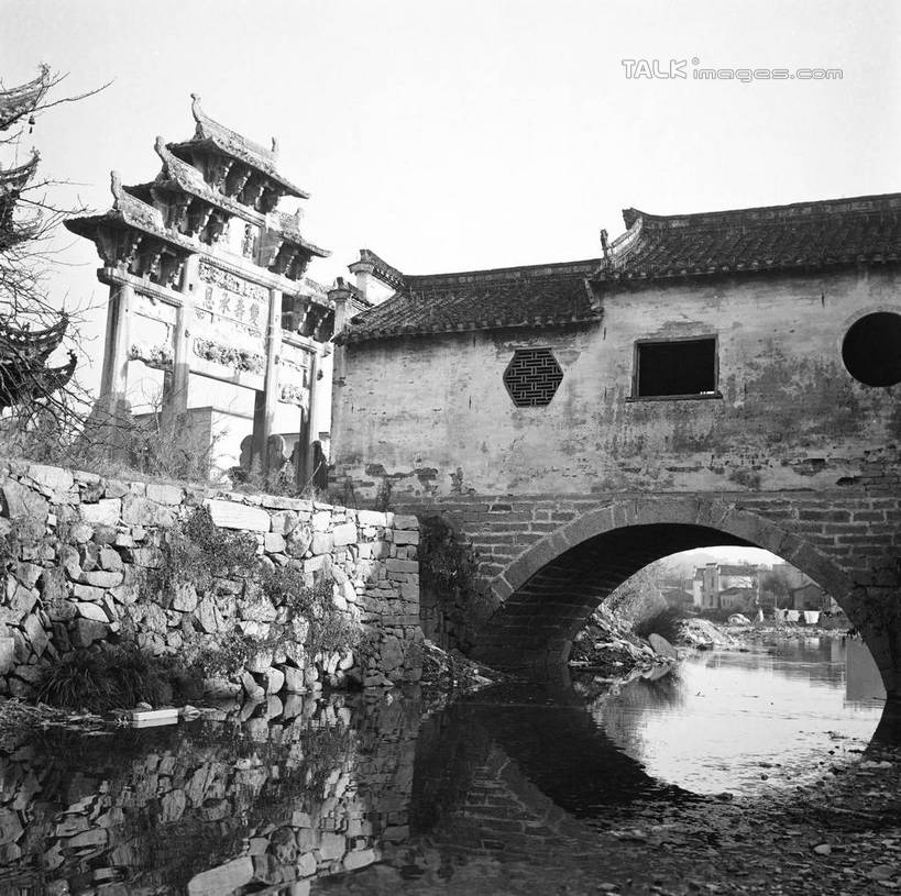 无人,横图,黑白,室外,白天,正面,旅游,度假,河流,石头,名胜古迹,沙滩,水,标志建筑,地标,建筑,阴影,遗迹,光线,沙子,石子,影子,河岸,河水,河滩,水流,牌坊,牌楼,桥,沙地,古迹,文化,文物,娱乐,建设,古建筑,石桥,拱桥,栈桥,天空,阳光,天,享受,休闲,旅游胜地,放松,拱形,纪念,人行桥,石拱桥,祭祀,表彰,荣誉,古文明,荣耀,石块,传统文化,shgzq1