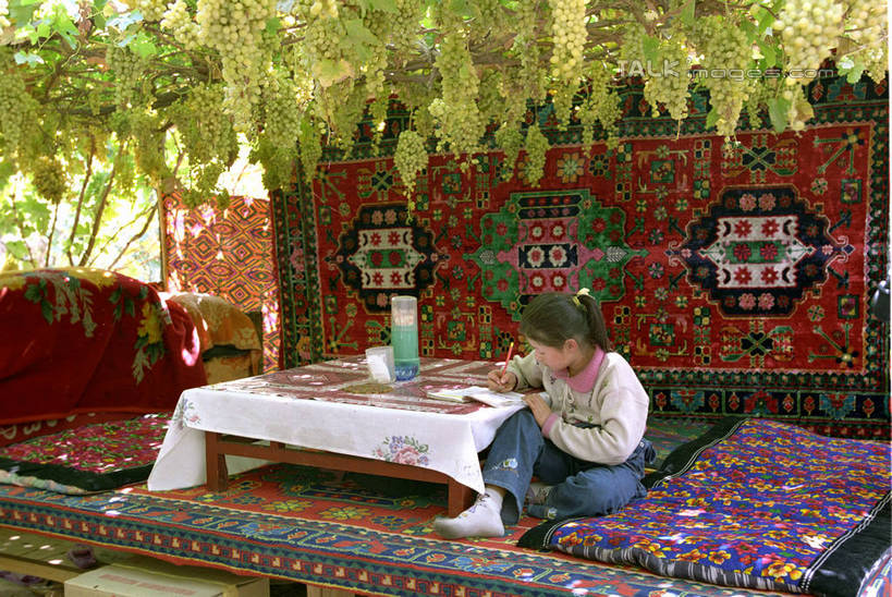 东方人,儿童,一个人,坐,横图,室外,白天,正面,纯洁,书籍,亚洲,仅一个女性,仅一个人,握,服装,裤子,注视,牛仔裤,休闲装,黄种人,小孩,衣服,书本,低头,观察,看,仅一个小孩,休闲,休闲服,可爱,童年,童趣,握着,服饰,观看,察看,书写,关注,童真,烂漫,无邪,誊写,天真,女孩,女人,女性,亚洲人,孩子,书,图书,坐着,彩图,全身,女生,shgzq1