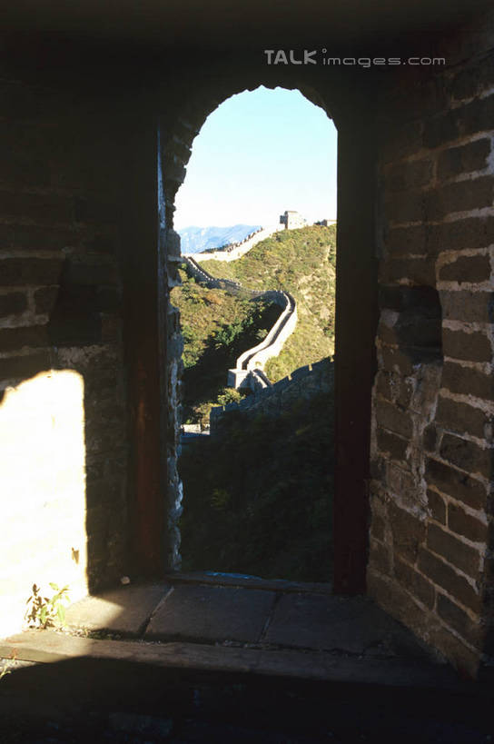 无人,竖图,室外,白天,正面,旅游,度假,名胜古迹,标志建筑,道路,地标,建筑,路,北京,长城,中国,亚洲,阴影,遗迹,光线,影子,墙,小路,交通,首都,古迹,文物,娱乐,建设,古建筑,墙壁,墙面,蓝色,蓝天,天空,阳光,天,享受,休闲,旅游胜地,放松,晴朗,万里长城,古文明,东亚,八达岭,八达岭长城,万里无云,中华人民共和国,北京市,京,北平,华北地区,延庆县,军都山,晴空,晴空万里,彩图,shgzq1