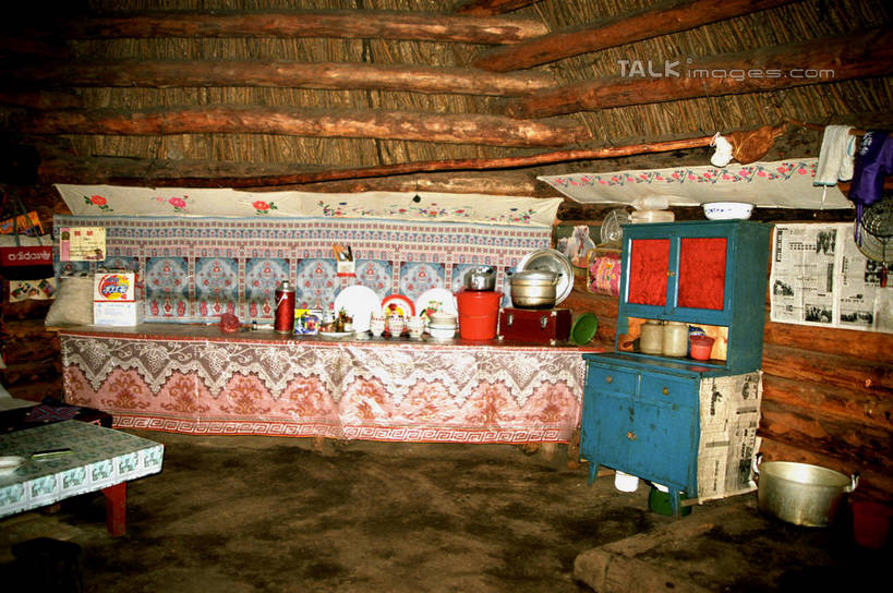 无人,家,横图,室内,白天,正面,厨房,柜子,壶,铁桶,桶,房屋,屋子,草屋,储物柜,住宅,水壶,茶壶,容器,茅草屋,储藏,储存,储备,蕴藏,贮备,彩图,房子,灶间,茅舍,茅屋,小屋,贮存,shgzq1