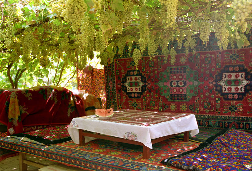 无人,家,横图,室外,白天,正面,葡萄,西瓜,水果,纺织品,欧洲,俄罗斯,亚洲,新鲜,装饰,毛毯,毯子,房屋,屋子,生食,食品,果实,首都,楼房,架子,住宅,食物,纺织,垫子,温暖,有机食品,绿色食品,华丽,支撑,修饰,固定,点缀,葡萄架,红场,莫斯科,衬托,美观,雅致,雅观,俄联邦,俄罗斯联邦,莫斯科州,五海之港,莫斯科红场,山葫芦,蒲桃,寒瓜,草龙珠,彩图,房子,shgzq1