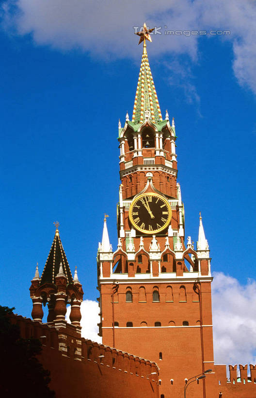 无人,高楼大厦,竖图,室外,白天,仰视,旅游,度假,标志建筑,大厦,地标,建筑,摩天大楼,欧洲,俄罗斯,亚洲,阴影,时间,光线,时钟,影子,云,云朵,首都,计时,云彩,娱乐,建设,蓝色,白云,蓝天,天空,阳光,钟表,天,享受,休闲,表,旅游胜地,放松,晴朗,红场,莫斯科,塔钟,俄联邦,俄罗斯联邦,莫斯科州,五海之港,莫斯科红场,钟,晴空,彩图,低角度拍摄,大楼,高层建筑,高楼,摩天楼,shgzq1