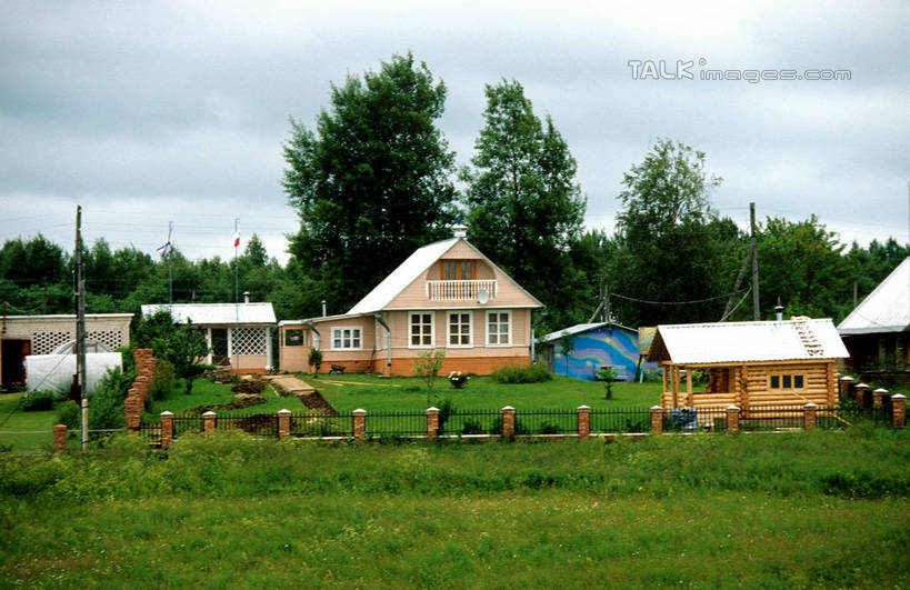 无人,家,木屋,栏杆,横图,室外,白天,正面,旅游,度假,草地,草坪,美景,树林,植物,欧洲,俄罗斯,亚洲,景观,乌云,云,阴天,云朵,围栏,首都,云彩,娱乐,护栏,住宅,草,树,树木,绿色,天空,自然,天,享受,休闲,景色,放松,生长,成长,昏暗,阴沉,自然风光,红场,莫斯科,俄联邦,俄罗斯联邦,莫斯科州,五海之港,莫斯科红场,彩图,茅舍,茅屋,棚屋,小木屋,小屋,shgzq1