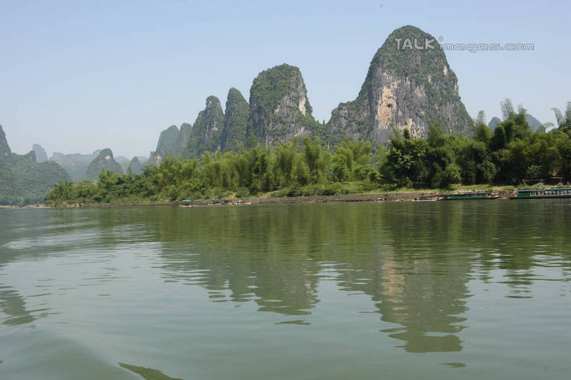 无人,横图,室外,白天,正面,仰视,旅游,度假,河流,美景,山,山脉,树林,水,植物,桂林,中国,亚洲,波纹,河水,景观,山峰,水流,涟漪,山峦,娱乐,树,树木,蓝色,绿色,蓝天,水纹,天空,自然,波浪,群山,天,享受,休闲,景色,放松,生长,晴朗,成长,广西,自然风光,东亚,漓江,阳朔,万里无云,广西壮族自治区,中华人民共和国,桂林市,桂,华南地区,水晕,阳朔县,晴空,晴空万里,彩图,低角度拍摄,shgzq1