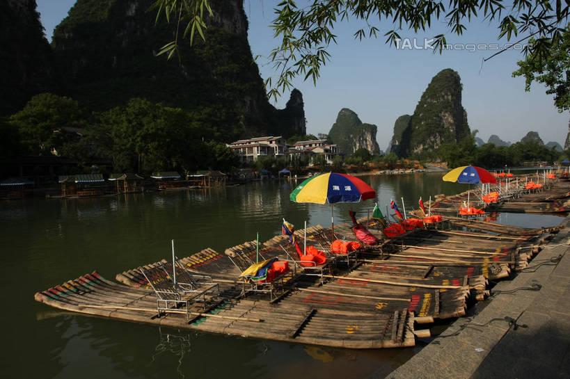 无人,横图,室外,白天,正面,旅游,度假,河流,美景,山,山脉,水,桂林,中国,亚洲,一排,阴影,整齐,光线,木制,救生衣,伞,影子,雨伞,遮阳伞,河水,景观,山峰,水流,运输工具,山峦,娱乐,阳伞,排列,蓝色,蓝天,天空,阳光,自然,木制品,交通工具,群山,天,享受,休闲,景色,放松,充气,晴朗,广西,救生背心,太阳伞,救生,队列,自然风光,载具,东亚,漓江,木筏,阳朔,万里无云,广西壮族自治区,中华人民共和国,桂林市,桂,华南地区,浮水衣,水上交通工具,阳朔县,晴空,晴空万里,彩图,shgzq1