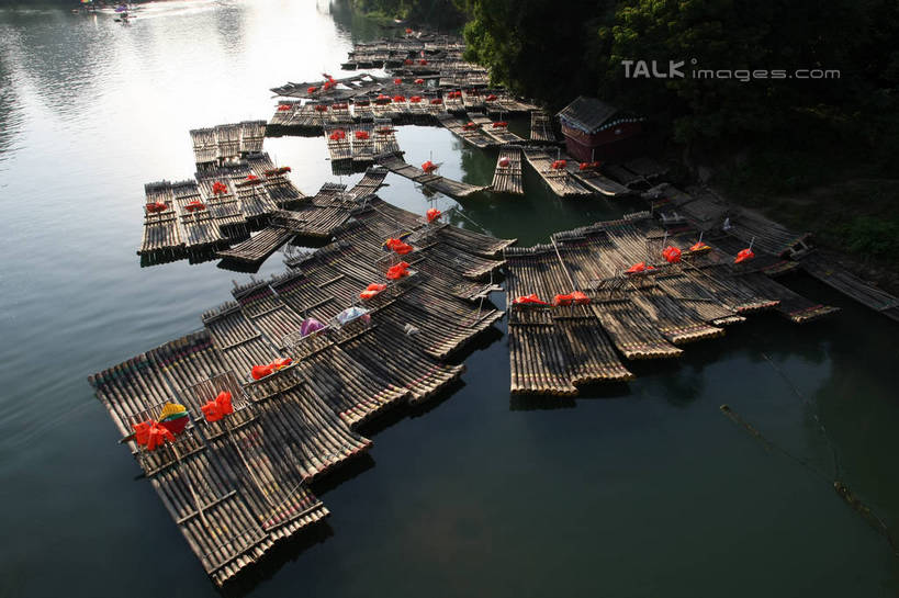 无人,横图,俯视,室外,白天,旅游,度假,河流,美景,水,桂林,中国,亚洲,一排,许多,停靠,阴影,整齐,光线,木制,救生衣,影子,河水,景观,水流,运输工具,很多,娱乐,排列,阳光,自然,木制品,交通工具,享受,休闲,景色,放松,充气,广西,救生背心,救生,队列,停泊,自然风光,载具,东亚,漓江,木筏,阳朔,广西壮族自治区,中华人民共和国,桂林市,桂,华南地区,浮水衣,水上交通工具,阳朔县,彩图,高角度拍摄,shgzq1