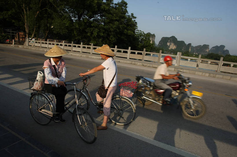 东方人,三个人,伙伴,朋友,栏杆,坐,横图,室外,白天,侧面,友谊,树林,植物,摩托车,帽子,桂林,中国,亚洲,行人,握,阴影,服装,光线,头盔,影子,围栏,注视,休闲装,黄种人,护栏,路人,车,斗笠,树,树木,衣服,蓝色,绿色,蓝天,天空,阳光,自然,安全帽,交通工具,天,观察,看,骑车,休闲,休闲服,遮阳,握着,服饰,生长,晴朗,成长,观看,广西,察看,关注,载具,东亚,漓江,阳朔,万里无云,广西壮族自治区,中华人民共和国,桂林市,桂,华南地区,笠帽,过客,阳朔县,友情,男人,男性,女人,女性,中年男性,中年女性,亚洲人,晴空,晴空万里,坐着,彩图,全身,编结帽,箬笠,蔽雨,骑行头盔,shgzq1