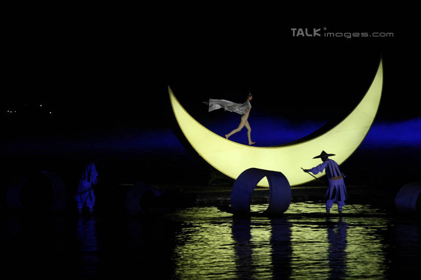 划船,东方人,三个人,跳舞者,站,走,横图,室外,夜晚,侧面,裙子,旅游,度假,跳舞,河流,美景,水,帽子,桂林,中国,亚洲,一排,握,阴影,连衣裙,服装,整齐,光线,木制,影子,河水,景观,水流,月亮,灯光,运输工具,月光,黄种人,娱乐,斗笠,排列,衣服,自然,木制品,交通工具,站着,享受,休闲,遮阳,景色,放松,握着,服饰,广西,明亮,衣着,穿着,队列,自然风光,载具,舞姿,东亚,漓江,木筏,阳朔,广西壮族自治区,中华人民共和国,桂林市,桂,华南地区,皎洁,衣饰,水上交通工具,笠帽,阳朔县,男人,男性,女人,女性,中年男性,中年女性,亚洲人,舞蹈家,舞蹈演员,舞者,步行,站立,走路,彩图,全身,舞蹈,编结帽,箬笠,蔽雨,shgzq1