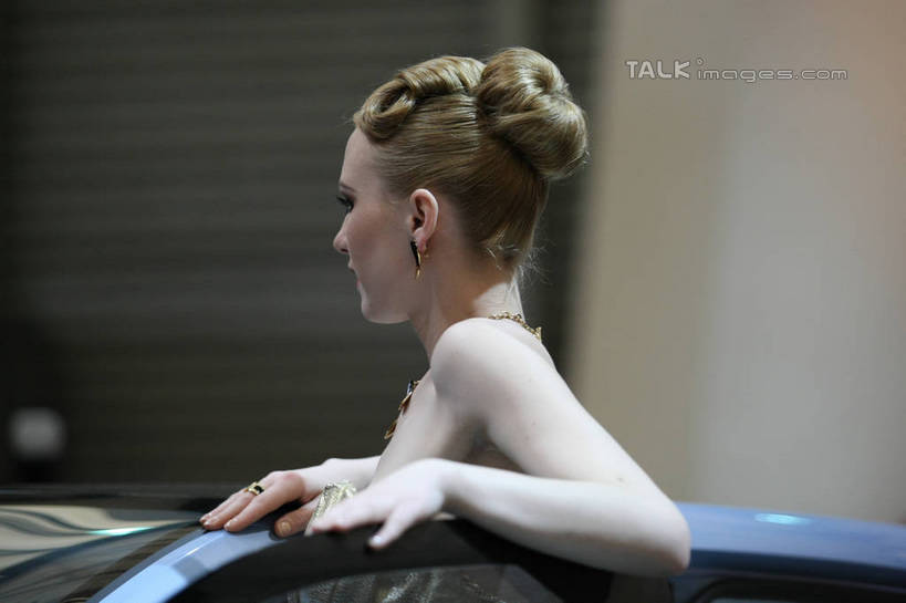 西方人,一个人,模特,站,横图,室内,白天,侧面,上海,欧洲,中国,欧洲人,亚洲,仅一个年轻女性,仅一个女性,仅一个人,阴影,反射,影子,注视,观察,看,站着,车模,展示,搭,观看,展览,车展,申,察看,搭着,关注,东亚,上海市,中华人民共和国,沪,华东地区,年轻女性,女人,女性,白种人,模特儿,站立,半身,彩图,汽车展览,shgzq1