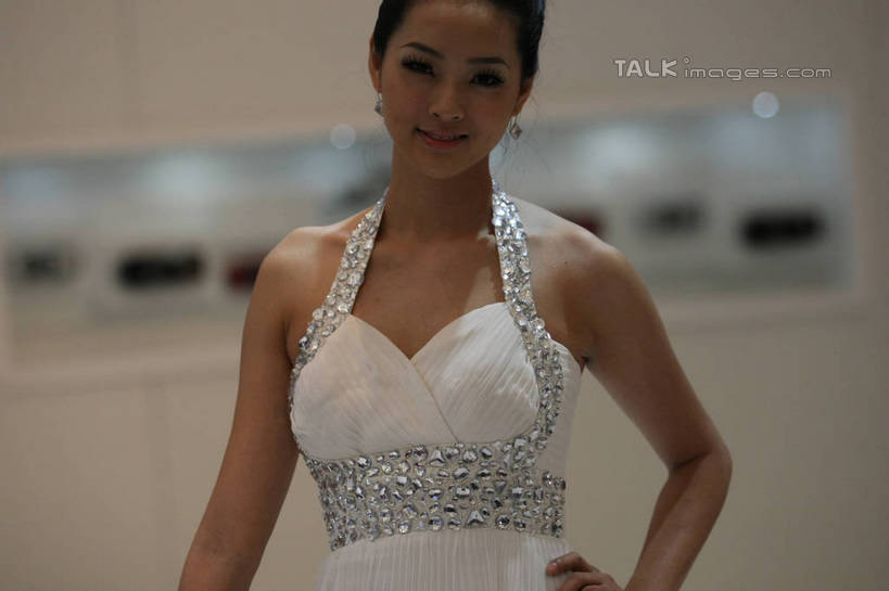 东方人,一个人,模特,站,横图,室内,白天,正面,裙子,上海,中国,亚洲,仅一个年轻女性,仅一个女性,仅一个人,阴影,连衣裙,朦胧,模糊,反射,影子,注视,黄种人,手叉腰,装饰品,白色,耳环,饰品,首饰,叉腰,观察,看,站着,车模,展示,观看,展览,车展,吊带裙,申,察看,关注,东亚,上海市,中华人民共和国,沪,华东地区,耳饰,单手叉腰,年轻女性,女人,女性,亚洲人,模特儿,站立,半身,彩图,汽车展览,shgzq1