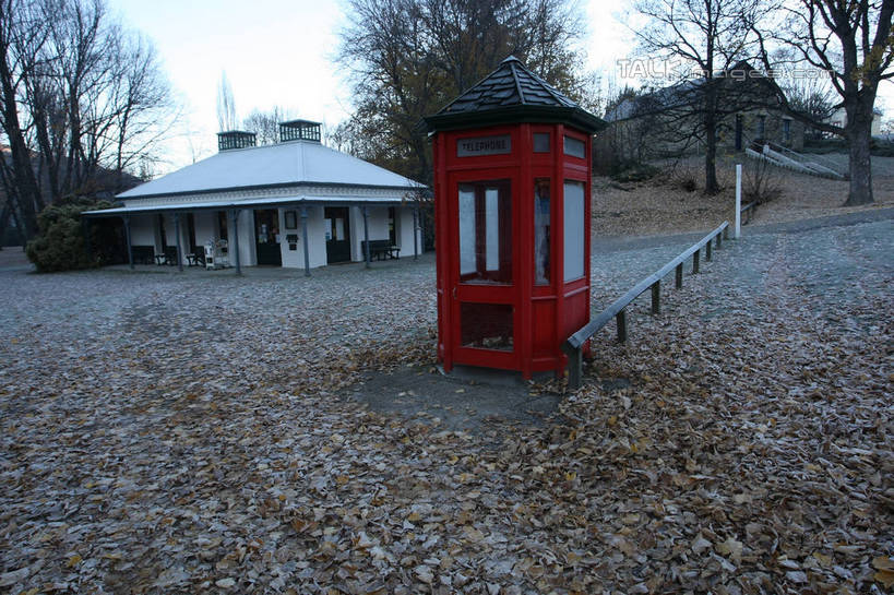无人,家,打电话,横图,室外,白天,正面,旅游,度假,草地,草坪,美景,树林,植物,道路,路,电话,叶子,许多,房屋,屋子,景观,小路,枯叶,落叶,交通,很多,娱乐,通讯设备,楼房,电话亭,住宅,草,树,树木,红色,绿色,天空,自然,话筒,天,享受,休闲,电话线,景色,便捷,放松,服务,生长,成长,公用电话,公共设施,固定电话,自然风光,交流,叶,叶片,电话机,沟通,通话,彩图,房子,shgzq1