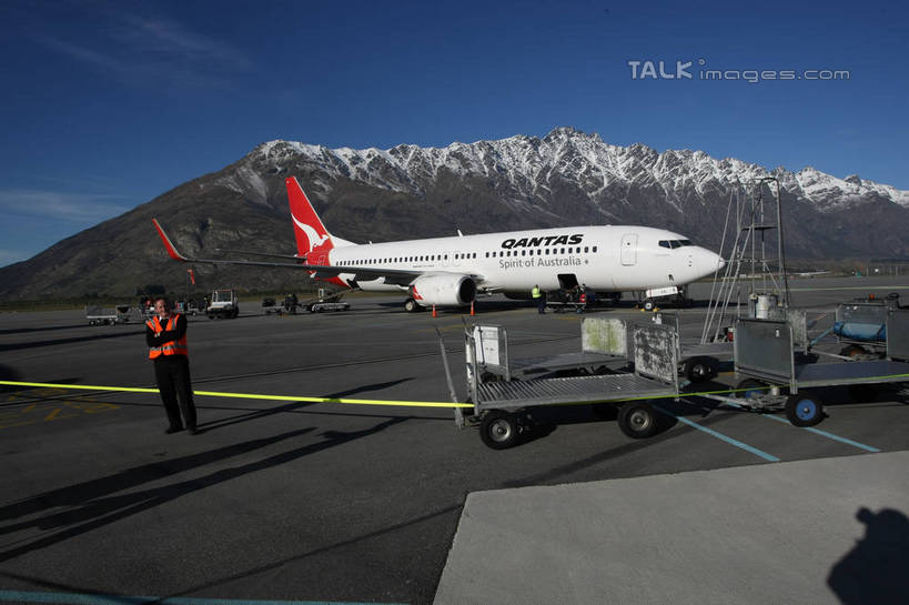 西方人,一个人,地勤人员,机场,站,举,横图,室外,白天,正面,工作服,制服,山,雪,雪山,大雪,飞机,飞机场,欧洲,欧洲人,仅一个男性,仅一个人,仅一个中年男性,阴影,光线,影子,冰,积雪,山峰,雪景,云,云朵,冬季,冬天,分界线,停车线,交通,山峦,云彩,注视,航空,车,蓝色,白云,蓝天,天空,阳光,手推车,停机坪,交通工具,天,观察,看,托,站着,寒冷,运输,行李车,晴朗,观看,车行道,车行道分界线,察看,冰冷,客机,关注,载具,标线,车行线,严寒,冰凉,酷寒,凛冽,凛凛,极冷,工作制服,男人,男性,中年男性,白种人,晴空,地勤,举起,举手,举着,向上举,向上伸,向上托,站立,彩图,全身,工作套服,安全服,反光背心,反光服,反光衣,机场行李车,shgzq1