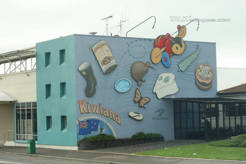 点心,无人,横图,室外,白天,正面,凉鞋,度假,下午茶,草地,草坪,美景,植物,城市风光,城市,蝴蝶,鞋子,雕塑,阴影,艺术,装饰,光线,昆虫,雕刻,雕像,影子,雨鞋,雨靴,景观,食品,教育,娱乐,靴子,草,食物,糕点,绿色,天空,阳光,动物,工艺品,天,享受,休闲,景色,放松,幼儿园,纪念,美术,学前教育,主题,胶鞋,陈列,益虫,功能,美学,幼稚园,蒙养园,育儿机构,彩图,夹趾拖鞋,人字拖,人字拖鞋,蛋糕,shgzq1