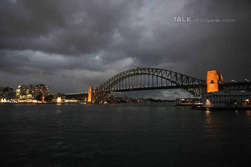 无人,高楼大厦,横图,室外,白天,正面,旅游,度假,河流,水,标志建筑,大厦,地标,建筑,摩天大楼,澳大利亚,阴影,光线,影子,河水,水流,乌云,云,阴天,云朵,灯光,云彩,娱乐,建设,天空,天,享受,休闲,旅游胜地,放松,昏暗,阴沉,大洋洲,悉尼,澳洲,悉尼大桥,海港大桥,悉尼海港大桥,南方大陆,首府,澳大利亚联邦,雪梨,新州,新南威尔士,新南威尔士州,彩图,大楼,高层建筑,高楼,摩天楼,shgzq1
