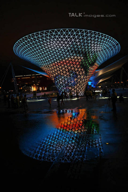 无人,竖图,室外,夜晚,正面,旅游,度假,标志建筑,地标,建筑,喷泉,夜景,上海,中国,亚洲,阴影,光线,影子,景观,灯光,文化,娱乐,建设,品味,享受,休闲,上海世博馆,世博馆,世博轴,上海世博会,世博,世博会,旅游胜地,放松,申,水景,东亚,世博园,阳光谷,上海市,中华人民共和国,沪,华东地区,美观,设计,彩图,shgzq1