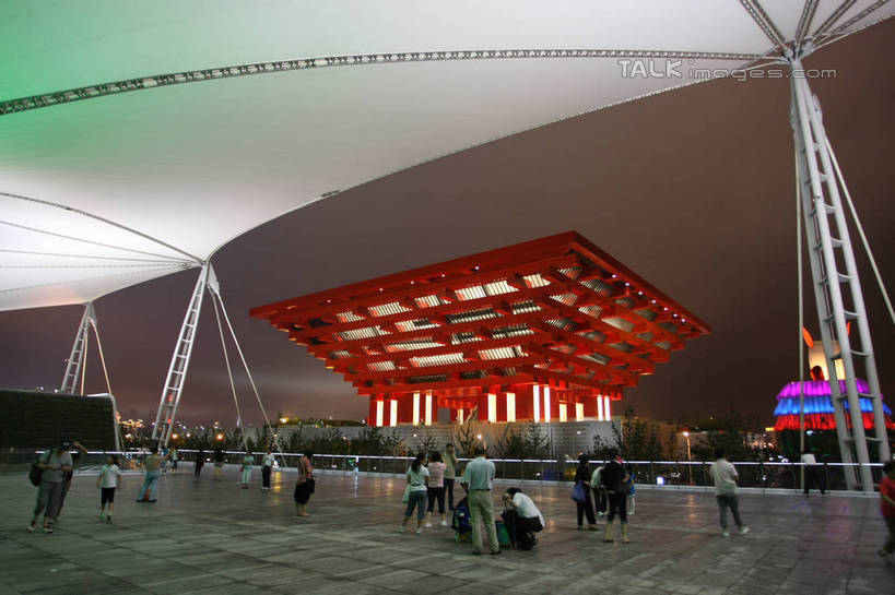 东方人,栏杆,站,走,蹲,横图,室外,夜晚,正面,旅游,度假,植物,标志建筑,地标,建筑,夜景,上海,中国,亚洲,行人,游客,游人,阴影,服装,光线,影子,围栏,灯光,许多人,注视,休闲装,黄种人,娱乐,建设,护栏,路人,旅客,树,树木,衣服,绿色,自然,观察,看,站着,一群人,享受,休闲,休闲服,上海世博馆,世博馆,上海世博会,世博,世博会,旅游胜地,放松,服饰,生长,成长,观看,申,察看,关注,中国馆,东亚,世博园,上海市,中华人民共和国,沪,华东地区,中国世博馆,过客,男人,男性,年轻男性,年轻女性,女人,女性,亚洲人,步行,蹲着,散步,站立,走路,彩图,全身,shgzq1