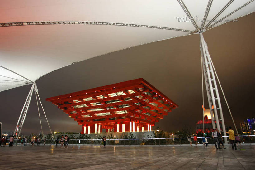 东方人,栏杆,站,走,横图,室外,夜晚,正面,旅游,度假,植物,标志建筑,地标,建筑,夜景,上海,中国,亚洲,行人,游客,游人,阴影,服装,光线,影子,围栏,灯光,许多人,注视,休闲装,黄种人,娱乐,建设,护栏,路人,旅客,树,树木,衣服,绿色,自然,观察,看,站着,一群人,享受,休闲,休闲服,上海世博馆,世博馆,上海世博会,世博,世博会,旅游胜地,放松,服饰,生长,成长,观看,申,察看,关注,中国馆,东亚,世博园,上海市,中华人民共和国,沪,华东地区,中国世博馆,过客,男人,男性,年轻男性,年轻女性,女人,女性,亚洲人,步行,散步,站立,走路,彩图,全身,shgzq1