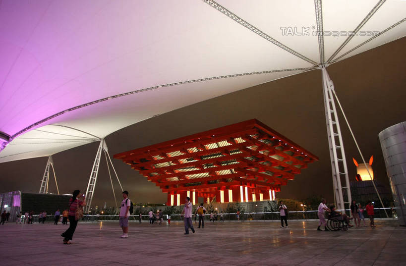 东方人,栏杆,站,走,横图,室外,夜晚,正面,旅游,度假,植物,标志建筑,地标,建筑,夜景,上海,中国,亚洲,行人,游客,游人,阴影,服装,光线,影子,围栏,灯光,许多人,注视,休闲装,黄种人,娱乐,建设,护栏,路人,旅客,树,树木,衣服,绿色,自然,观察,看,站着,一群人,享受,休闲,休闲服,上海世博馆,世博馆,上海世博会,世博,世博会,旅游胜地,放松,服饰,生长,成长,观看,申,察看,关注,中国馆,东亚,世博园,上海市,中华人民共和国,沪,华东地区,中国世博馆,过客,男人,男性,年轻男性,年轻女性,女人,女性,亚洲人,步行,散步,站立,走路,彩图,全身,shgzq1