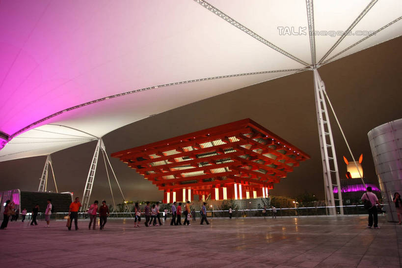 东方人,栏杆,站,走,横图,室外,夜晚,正面,旅游,度假,植物,标志建筑,地标,建筑,夜景,上海,中国,亚洲,行人,游客,游人,阴影,服装,光线,影子,围栏,灯光,许多人,注视,休闲装,黄种人,娱乐,建设,护栏,路人,旅客,树,树木,衣服,绿色,自然,观察,看,站着,一群人,享受,休闲,休闲服,上海世博馆,世博馆,上海世博会,世博,世博会,旅游胜地,放松,服饰,生长,成长,观看,申,察看,关注,中国馆,东亚,世博园,上海市,中华人民共和国,沪,华东地区,中国世博馆,过客,男人,男性,年轻男性,年轻女性,女人,女性,亚洲人,步行,散步,站立,走路,彩图,全身,shgzq1