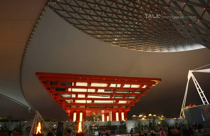 东方人,栏杆,站,走,横图,室外,夜晚,仰视,旅游,度假,植物,标志建筑,地标,建筑,夜景,上海,中国,亚洲,行人,游客,游人,阴影,服装,光线,影子,围栏,灯光,许多人,注视,休闲装,黄种人,娱乐,建设,护栏,路人,旅客,树,树木,衣服,绿色,自然,观察,看,站着,一群人,享受,休闲,休闲服,上海世博馆,世博馆,上海世博会,世博,世博会,旅游胜地,放松,服饰,生长,成长,观看,申,察看,关注,中国馆,东亚,世博园,上海市,中华人民共和国,沪,华东地区,中国世博馆,过客,男人,男性,年轻男性,年轻女性,女人,女性,亚洲人,步行,散步,站立,走路,半身,彩图,低角度拍摄,shgzq1