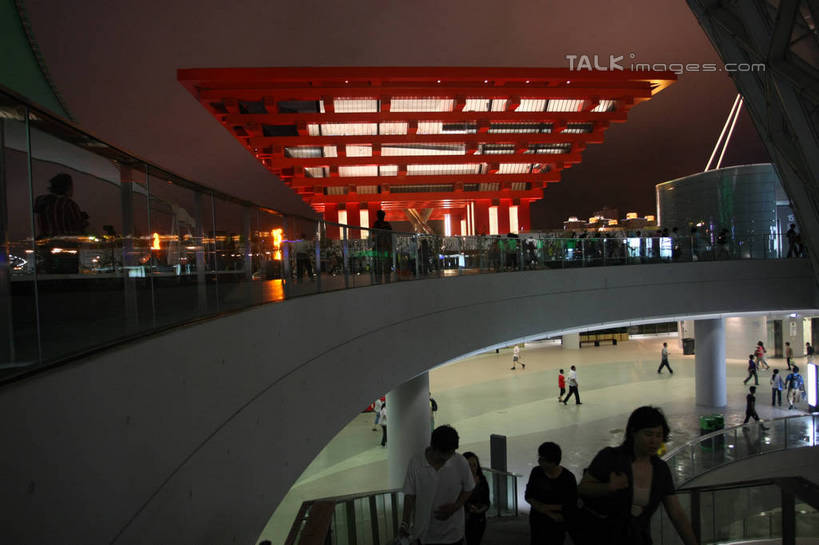 东方人,栏杆,站,走,横图,室外,夜晚,正面,旅游,度假,植物,楼梯,标志建筑,地标,建筑,夜景,上海,中国,亚洲,行人,游客,游人,阴影,服装,光线,扶手,影子,阶梯,走道,走廊,过道,灯光,许多人,注视,休闲装,黄种人,娱乐,建设,护栏,路人,旅客,台阶,树,树木,衣服,绿色,自然,观察,看,站着,一群人,享受,休闲,休闲服,上海世博馆,世博馆,上海世博会,世博,世博会,旅游胜地,放松,服饰,生长,成长,观看,申,察看,关注,中国馆,东亚,世博园,上海市,中华人民共和国,沪,华东地区,中国世博馆,过客,男人,男性,年轻男性,年轻女性,女人,女性,亚洲人,步行,散步,站立,走路,半身,彩图,shgzq1