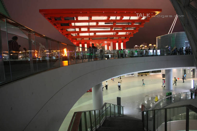 东方人,栏杆,站,走,横图,室外,夜晚,正面,旅游,度假,植物,楼梯,标志建筑,地标,建筑,夜景,上海,中国,亚洲,行人,游客,游人,阴影,服装,光线,扶手,影子,阶梯,走道,走廊,过道,灯光,许多人,注视,休闲装,黄种人,娱乐,建设,护栏,路人,旅客,台阶,树,树木,衣服,绿色,自然,观察,看,站着,一群人,享受,休闲,休闲服,上海世博馆,世博馆,上海世博会,世博,世博会,旅游胜地,放松,服饰,生长,成长,观看,申,察看,关注,中国馆,东亚,世博园,上海市,中华人民共和国,沪,华东地区,中国世博馆,过客,男人,男性,年轻男性,年轻女性,女人,女性,亚洲人,步行,散步,站立,走路,半身,彩图,shgzq1