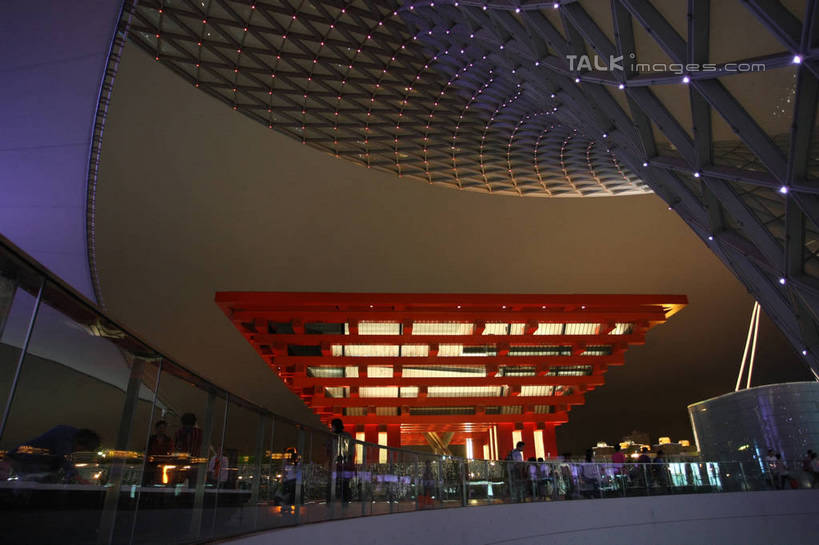 东方人,栏杆,站,走,横图,室外,夜晚,正面,旅游,度假,植物,标志建筑,道路,地标,建筑,路,夜景,公路,上海,中国,亚洲,行人,游客,游人,阴影,服装,光线,影子,围栏,灯光,交通,许多人,注视,休闲装,黄种人,娱乐,建设,护栏,路人,旅客,树,树木,衣服,绿色,自然,观察,看,站着,一群人,享受,休闲,休闲服,上海世博馆,世博馆,上海世博会,世博,世博会,旅游胜地,放松,服饰,生长,成长,观看,申,察看,关注,中国馆,东亚,世博园,上海市,中华人民共和国,沪,华东地区,中国世博馆,过客,男人,男性,年轻男性,年轻女性,女人,女性,亚洲人,马路,步行,散步,站立,走路,半身,彩图,shgzq1