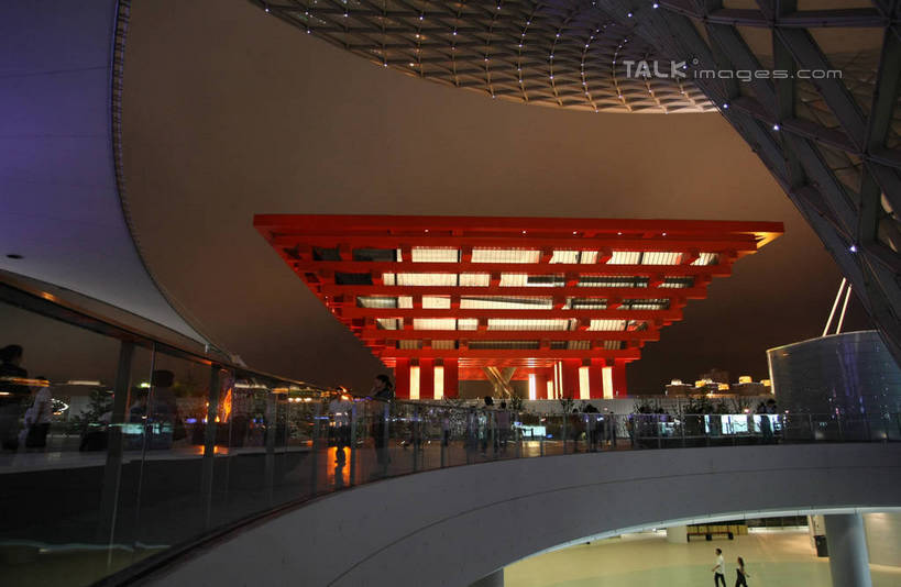 东方人,栏杆,站,走,横图,室外,夜晚,正面,旅游,度假,植物,楼梯,标志建筑,地标,建筑,夜景,上海,中国,亚洲,行人,游客,游人,阴影,服装,光线,扶手,影子,阶梯,走道,走廊,过道,灯光,许多人,注视,休闲装,黄种人,娱乐,建设,护栏,路人,旅客,台阶,树,树木,衣服,绿色,自然,观察,看,站着,一群人,享受,休闲,休闲服,上海世博馆,世博馆,上海世博会,世博,世博会,旅游胜地,放松,服饰,生长,成长,观看,申,察看,关注,中国馆,东亚,世博园,上海市,中华人民共和国,沪,华东地区,中国世博馆,过客,男人,男性,年轻男性,年轻女性,女人,女性,亚洲人,步行,散步,站立,走路,半身,彩图,shgzq1