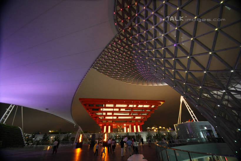 东方人,栏杆,站,走,横图,室外,夜晚,正面,旅游,度假,植物,标志建筑,道路,地标,建筑,路,夜景,公路,上海,中国,亚洲,行人,游客,游人,阴影,服装,光线,影子,围栏,灯光,交通,许多人,注视,休闲装,黄种人,娱乐,建设,护栏,路人,旅客,树,树木,衣服,绿色,自然,观察,看,站着,一群人,享受,休闲,休闲服,上海世博馆,世博馆,上海世博会,世博,世博会,旅游胜地,放松,服饰,生长,成长,观看,申,察看,关注,中国馆,东亚,世博园,上海市,中华人民共和国,沪,华东地区,中国世博馆,过客,男人,男性,年轻男性,年轻女性,女人,女性,亚洲人,马路,步行,散步,站立,走路,半身,彩图,shgzq1